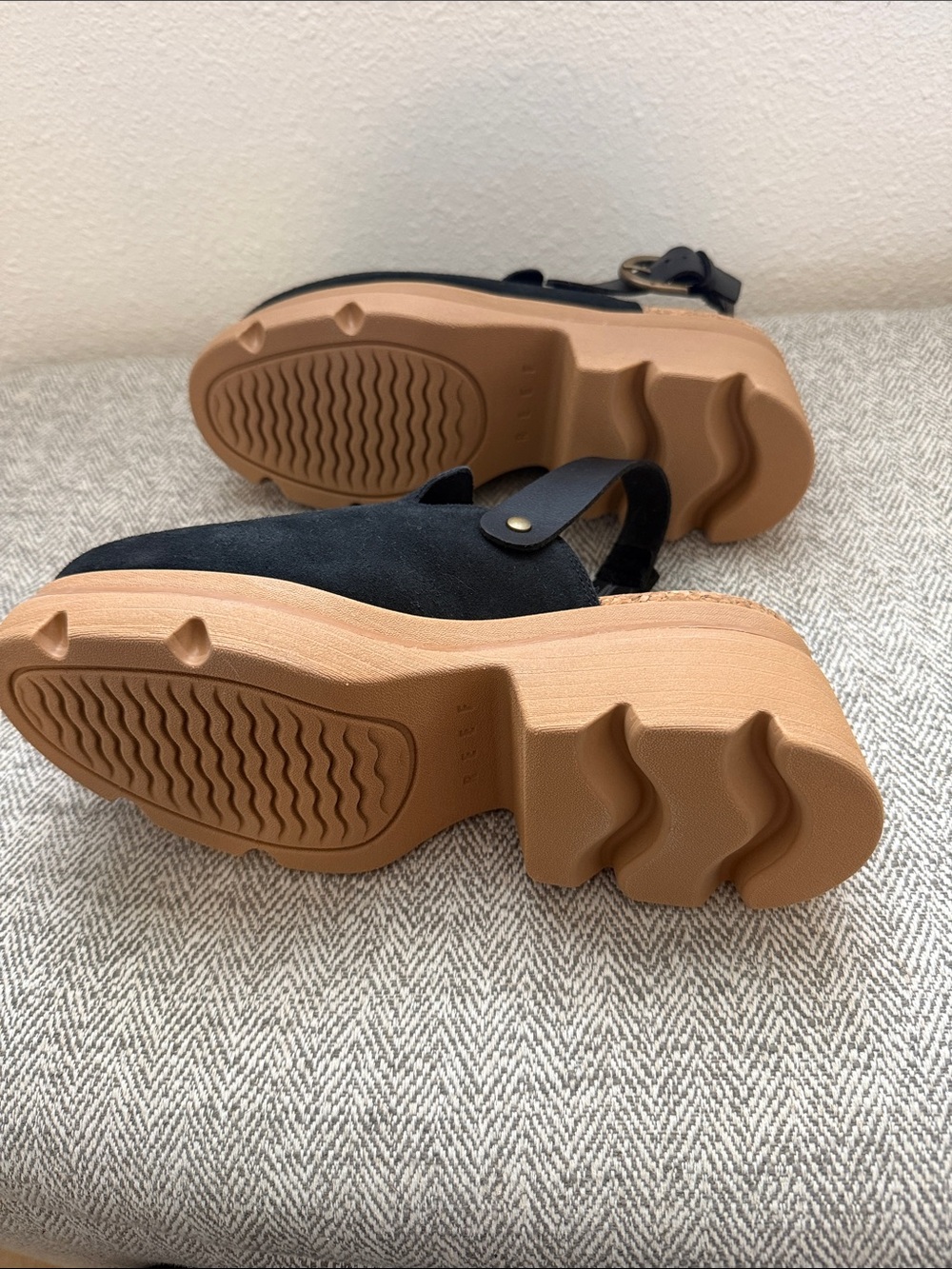 Reef Black Suede Platform Slingback Clog with Tan Sole - Picture 4 of 6